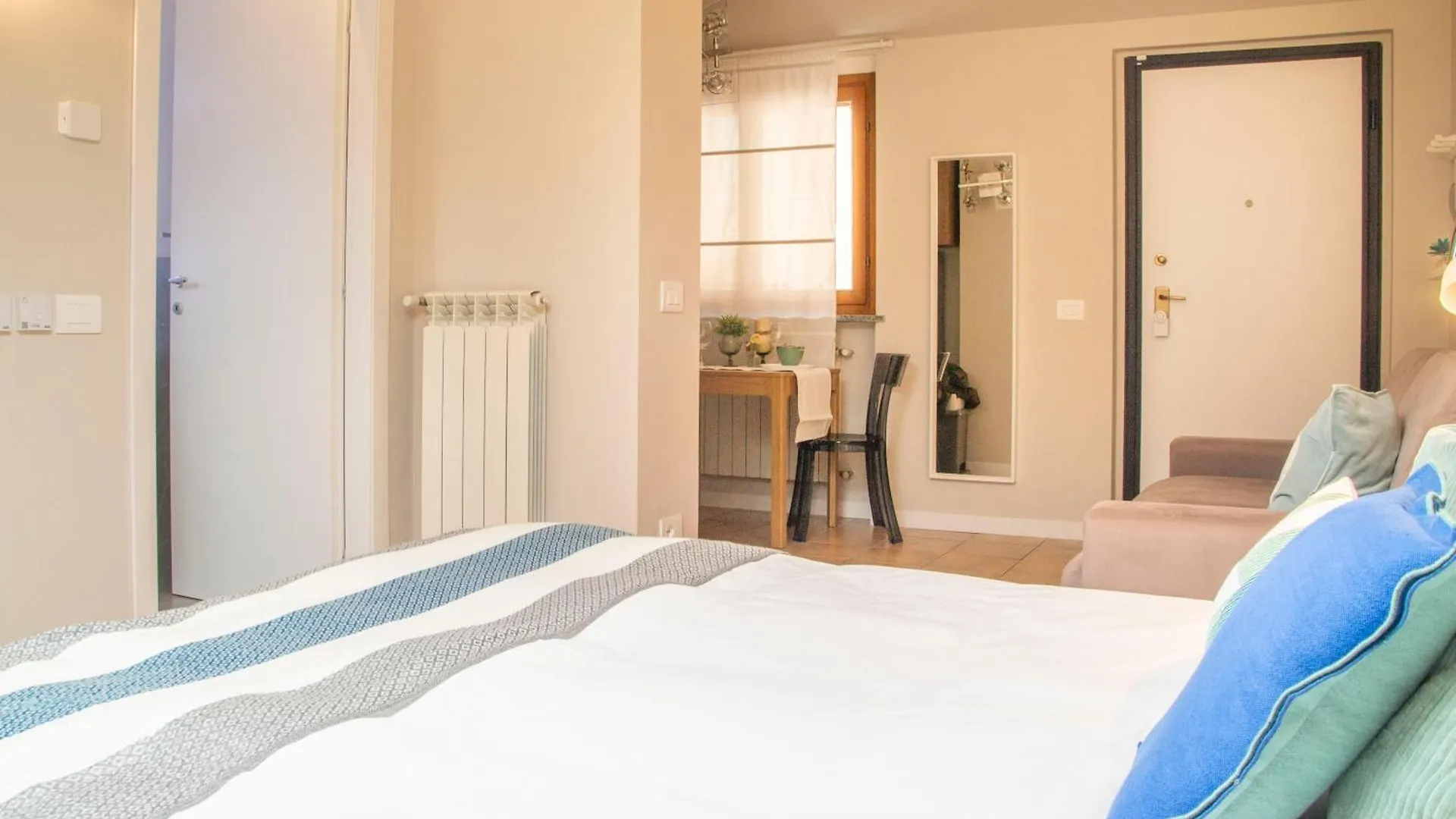 Small Island In Milan Apartment Italy
