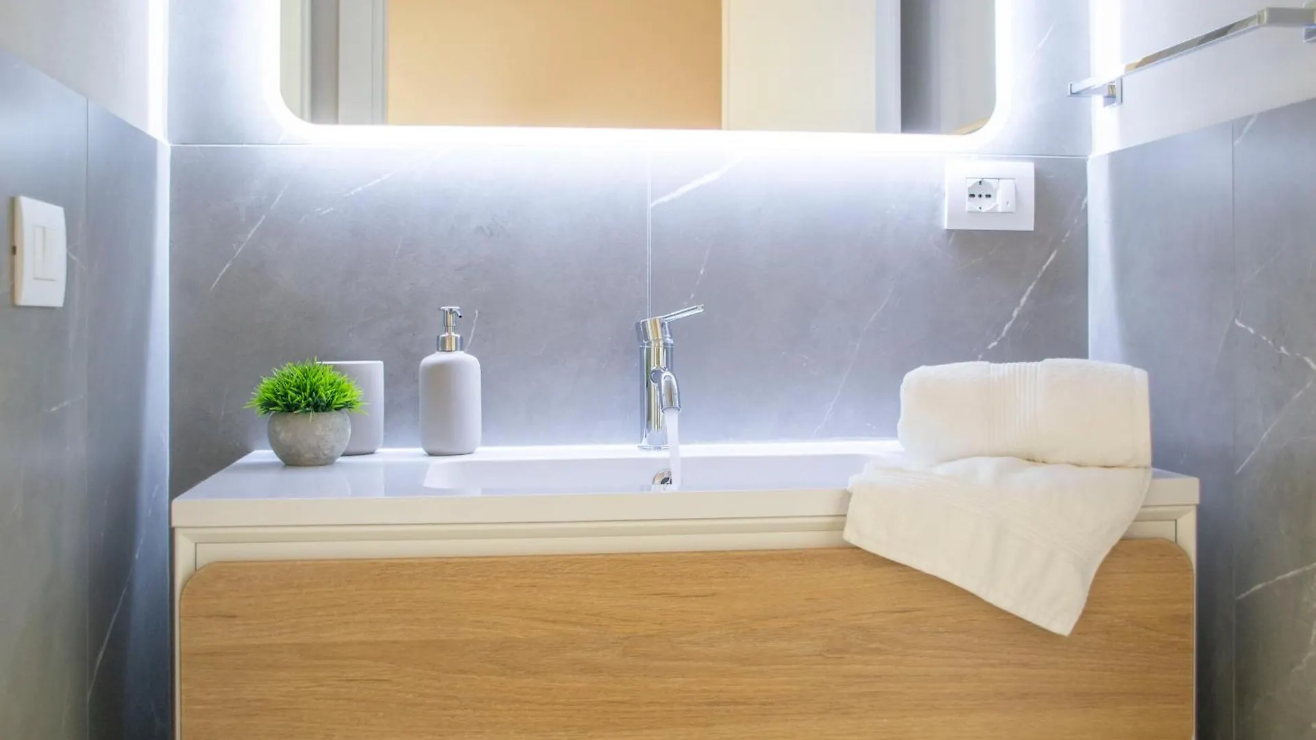 Small Island In Milan Apartment